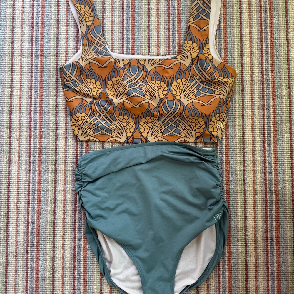 Albion Fit 2 piece- size small top, XS bottom (ran large)